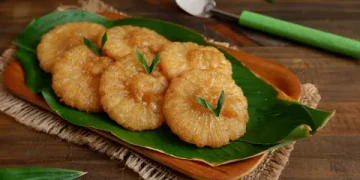 Resep kue cucur gula merah khas Jakarta dan Manado, manis legit dengan pinggiran renyah dan tengah lembut. Cocok untuk camilan nostalgia hemat. (Foto: shutterstock.com/id/g/EndwiaSS)