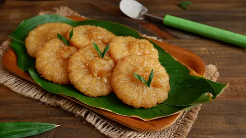 Kue Cucur Gula Merah: Manis, Renyah di Pinggir, Lembut di Tengah Resep kue cucur gula merah khas Jakarta dan Manado, manis legit dengan pinggiran renyah dan tengah lembut. Cocok untuk camilan nostalgia hemat. (Foto: shutterstock.com/id/g/EndwiaSS)