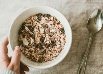 Ingin sarapan sehat tapi tidak bikin gula darah melonjak? Simak lima pilihan menu rendah gula yang menyehatkan tubuh dan awet kenyang. (Foto: by Lisa on Pexels)