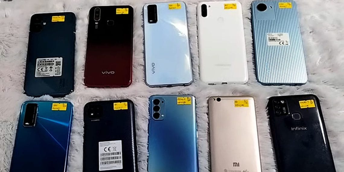 Ilustrasi transaksi jual beli HP bekas. (Sumber: Disway)