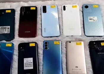 Ilustrasi transaksi jual beli HP bekas. (Sumber: Disway)