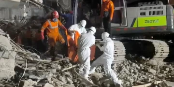 Timsar melakukan evakuasi di area runtuhnya bangunan. (Sumber: ANTARA)