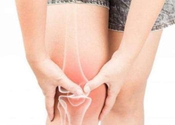 Banyak anak muda kini mengeluhkan nyeri lutut, dokter ortopedi menjelaskan penyebabnya bukan hanya karena usia, tapi juga gaya hidup dan teknik olahraga. (Foto: kontan.co.id)