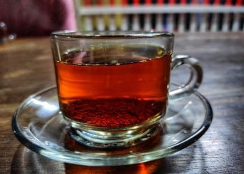 Studi terbaru mengungkap minum teh hitam setiap hari membantu menurunkan kolesterol dan menjaga kesehatan jantung berkat kandungan flavonoidnya. (Foto: Wikipedia)