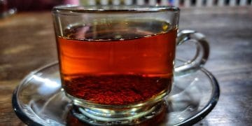 Studi terbaru mengungkap minum teh hitam setiap hari membantu menurunkan kolesterol dan menjaga kesehatan jantung berkat kandungan flavonoidnya. (Foto: Wikipedia)
