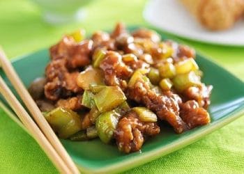 Resep Ayam Kungpao pedas gurih ala restoran yang bisa kamu masak sendiri di rumah. Praktis, cepat, dan cocok untuk makan malam spesial! (Sumber: royco.co.id)
