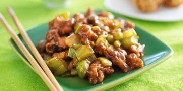 Resep Ayam Kungpao pedas gurih ala restoran yang bisa kamu masak sendiri di rumah. Praktis, cepat, dan cocok untuk makan malam spesial! (Sumber: royco.co.id)