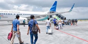 Ilustrasi wisatawan di bandara membawa koper liburan. (Foto: beritatrans.com)