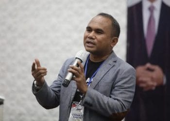 Juru Bicara Anies Baswedan, Sahrin Hamid, menyampaikan pernyataan kepada media. (Sumber: merdeka.com)