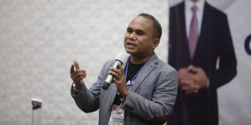 Juru Bicara Anies Baswedan, Sahrin Hamid, menyampaikan pernyataan kepada media. (Sumber: merdeka.com)