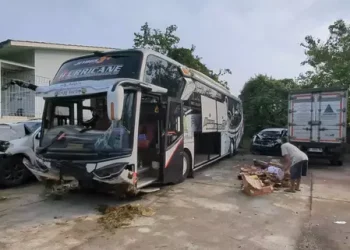 Bus PO Haryanto terguling di Tol Semarang-Batang menewaskan tiga orang dan melukai 20 penumpang akibat jalan licin saat hujan deras. (Foto: Beritasatu.com/Achmad Udin)