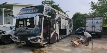 Bus PO Haryanto terguling di Tol Semarang-Batang menewaskan tiga orang dan melukai 20 penumpang akibat jalan licin saat hujan deras. (Foto: Beritasatu.com/Achmad Udin)