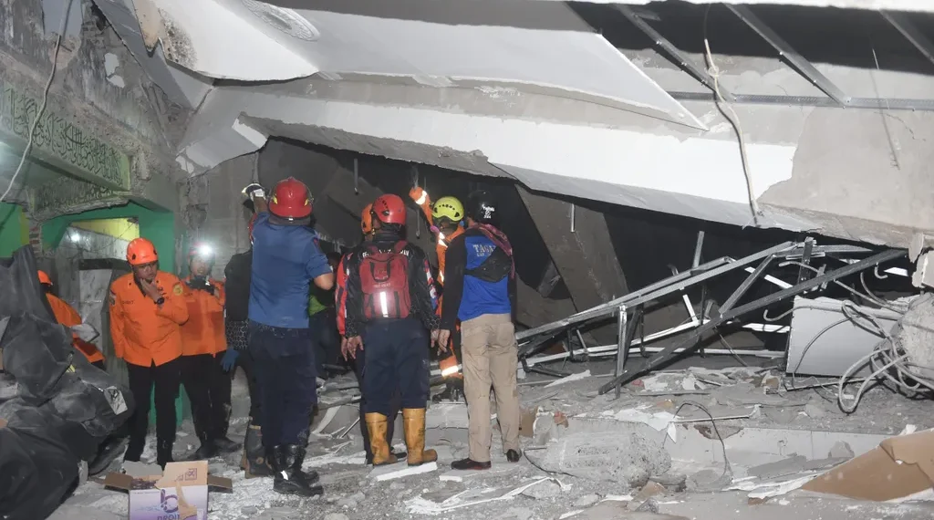 BNPB memberikan dukungan penuh pasca insiden robohnya Ponpes Al Khoziny di Sidoarjo dengan langkah cepat tanggap darurat dan pendampingan teknis. Foto: Kompas.id