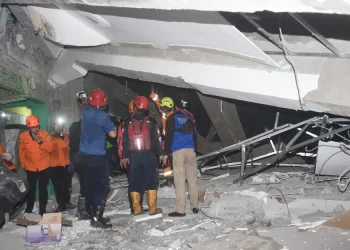 BNPB memberikan dukungan penuh pasca insiden robohnya Ponpes Al Khoziny di Sidoarjo dengan langkah cepat tanggap darurat dan pendampingan teknis. Foto: Kompas.id