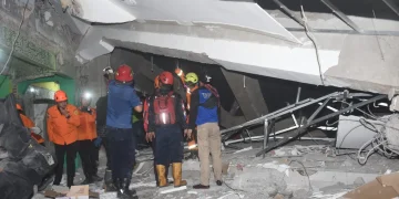 BNPB memberikan dukungan penuh pasca insiden robohnya Ponpes Al Khoziny di Sidoarjo dengan langkah cepat tanggap darurat dan pendampingan teknis. Foto: Kompas.id