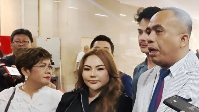 Kasus Ridwan Kamil, Bareskrim Jadwalkan Pemeriksaan Lisa Mariana Sebagai Tersangka Lisa Mariana dipanggil Bareskrim Polri terkait kasus dugaan fitnah terhadap Ridwan Kamil. Pemeriksaan dilakukan Senin, 20 Oktober 2025. (Foto: Antara)