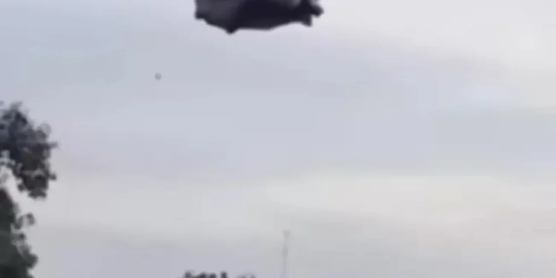 Fenomena awan hitam mirip busa limbah bikin heboh Subang. DLH Jawa Barat turun tangan telusuri asal gumpalan hitam melayang di langit. (Foto: TikTok/@alhidamart.or.id)