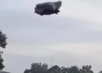 Fenomena awan hitam mirip busa limbah bikin heboh Subang. DLH Jawa Barat turun tangan telusuri asal gumpalan hitam melayang di langit. (Foto: TikTok/@alhidamart.or.id)