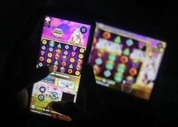 Pemerintah laporkan 31 ribu rekening terkait judi online ke OJK, sambil menurunkan lebih dari 2,4 juta konten ilegal di dunia maya. (Foto: CNBC)