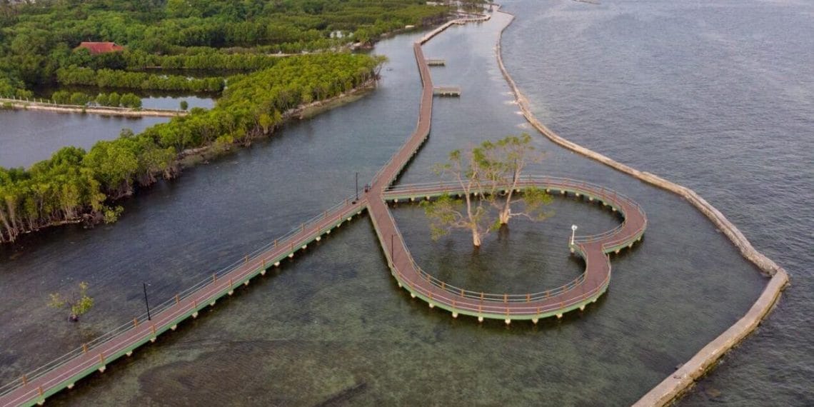 Pulau Untung Jawa di Kepulauan Seribu makin populer. Dua alasan utama jadi daya tarik wisatawan, yaitu akses mudah dan jaringan telekomunikasi lancar. (Foto: Kompas)