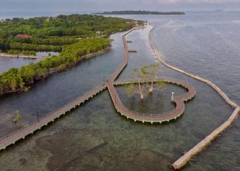 Pulau Untung Jawa di Kepulauan Seribu makin populer. Dua alasan utama jadi daya tarik wisatawan, yaitu akses mudah dan jaringan telekomunikasi lancar. (Foto: Kompas)