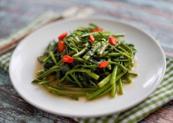 Resep cah kangkung saus tiram ini cepat dibuat, hemat bahan, dan rasanya gurih segar. Cocok jadi menu rumahan favorit keluarga setiap hari. (Foto: Royco.co.id)