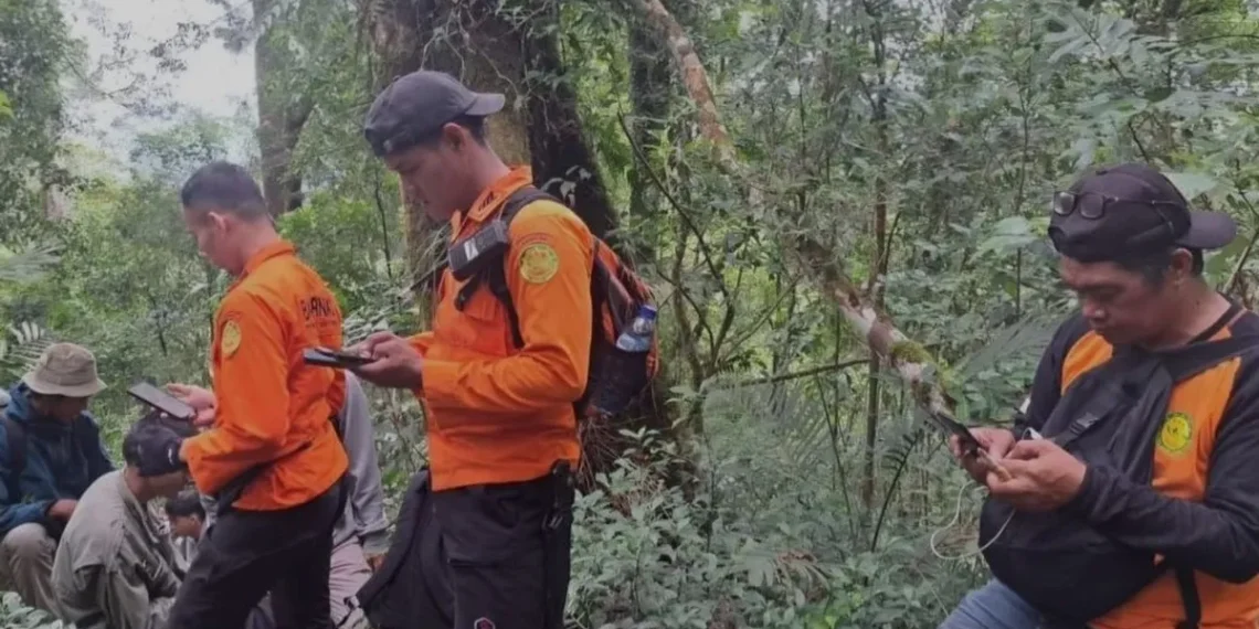 Dua pendaki ayah dan anak hilang di Lembah Tengkorak, Lembang, Bandung. Begini kronologi lengkap hingga keduanya ditemukan selamat. (Foto: Instagram @kantorsar_bandung)