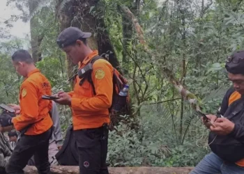 Dua pendaki ayah dan anak hilang di Lembah Tengkorak, Lembang, Bandung. Begini kronologi lengkap hingga keduanya ditemukan selamat. (Foto: Instagram @kantorsar_bandung)