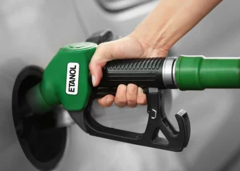 Pertamina menyatakan dukungan terhadap kebijakan pemerintah yang akan mewajibkan BBM mengandung etanol 10 persen atau E10 demi transisi energi bersih. (Foto: Shutterstock/Africa Studio)