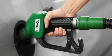 Pertamina menyatakan dukungan terhadap kebijakan pemerintah yang akan mewajibkan BBM mengandung etanol 10 persen atau E10 demi transisi energi bersih. (Foto: Shutterstock/Africa Studio)