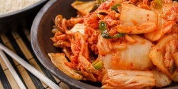 Makanan fermentasi seperti kimchi terbukti memiliki manfaat luar biasa bagi kesehatan, termasuk efek anti-kanker dan pengaturan gula darah. (Foto: iStock)