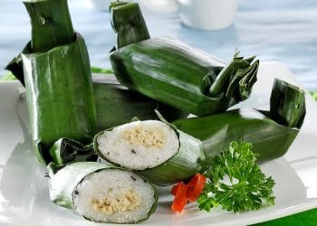 Resep lemper ayam gurih dan lembut dengan isian ayam suwir berbumbu khas. Mudah dibuat, tahan lama hingga 2 minggu, cocok untuk camilan dan bekal. (Foto: Sajian Sedap)