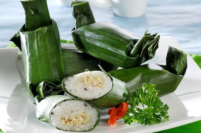 Lemper Ayam Gurih Legit: Camilan Nostalgia yang Bikin Kangen Rumah, Awet Sampai 2 Minggu Resep lemper ayam gurih dan lembut dengan isian ayam suwir berbumbu khas. Mudah dibuat, tahan lama hingga 2 minggu, cocok untuk camilan dan bekal. (Foto: Sajian Sedap)