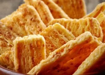 Kukis keju cheddar renyah dan gurih, resep jadul yang mudah dibuat dan cocok untuk camilan keluarga di rumah. Hasilnya melimpah. (Sumber: Fimela)