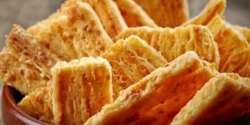 Kukis keju cheddar renyah dan gurih, resep jadul yang mudah dibuat dan cocok untuk camilan keluarga di rumah. Hasilnya melimpah. (Sumber: Fimela)