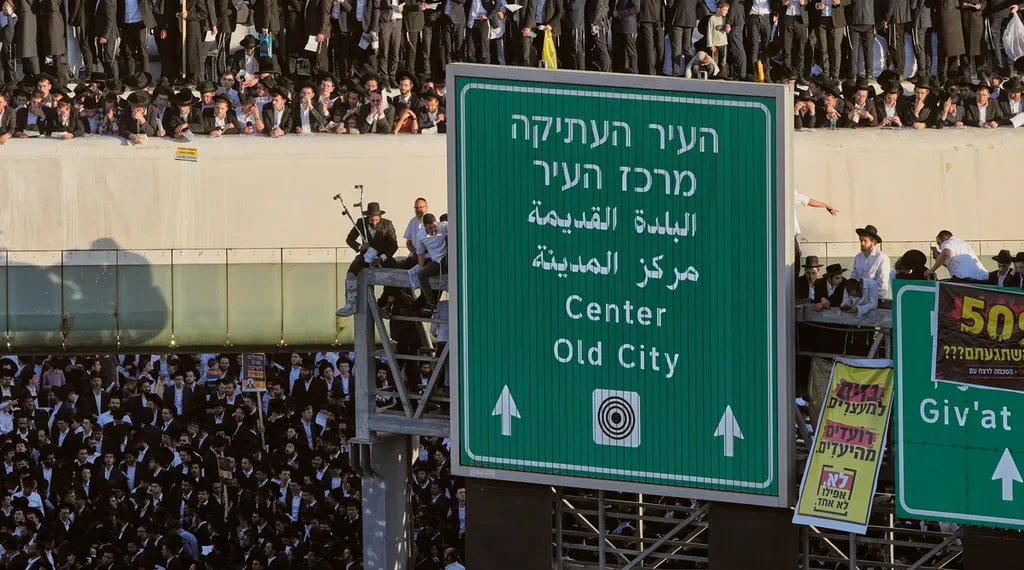 Ribuan Yahudi Ortodoks Turun ke Jalan Tolak Wajib Militer Netanyahu Puluhan ribu Yahudi Ortodoks memadati Yerusalem menolak kebijakan wajib militer baru Israel yang diterapkan pemerintahan Netanyahu. (Foto: AP / Ohad Zwigenberg