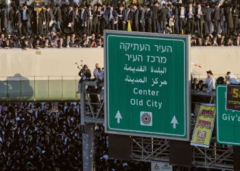 Puluhan ribu Yahudi Ortodoks memadati Yerusalem menolak kebijakan wajib militer baru Israel yang diterapkan pemerintahan Netanyahu. (Foto: AP / Ohad Zwigenberg