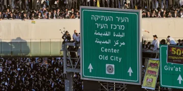 Puluhan ribu Yahudi Ortodoks memadati Yerusalem menolak kebijakan wajib militer baru Israel yang diterapkan pemerintahan Netanyahu. (Foto: AP / Ohad Zwigenberg