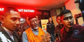 Eks Bupati Sleman Sri Purnomo resmi ditahan atas dugaan korupsi dana hibah pariwisata 2020. Berikut perjalanan kariernya dari guru hingga politisi. (Foto: radarjogja)