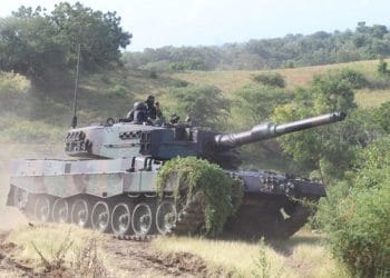 Seorang prajurit Kostrad gugur setelah jatuh dari tank sebelum HUT TNI di Monas. TNI beri santunan kepada keluarga. (Foto: Okezone)