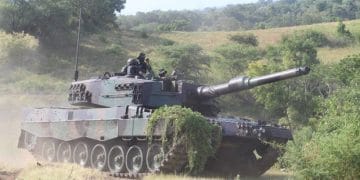 Seorang prajurit Kostrad gugur setelah jatuh dari tank sebelum HUT TNI di Monas. TNI beri santunan kepada keluarga. (Foto: Okezone)