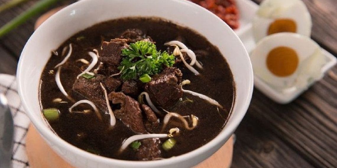 Resep rawon daging khas Jawa Timur yang gurih dan hitam pekat. Nikmati kuah kluwek yang harum, daging empuk, dan sensasi nostalgia dalam satu suapan. (Foto: Tokopedia)