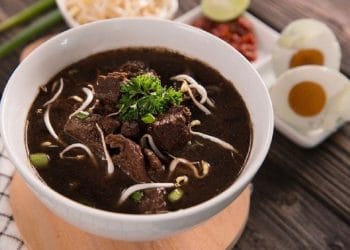 Resep rawon daging khas Jawa Timur yang gurih dan hitam pekat. Nikmati kuah kluwek yang harum, daging empuk, dan sensasi nostalgia dalam satu suapan. (Foto: Tokopedia)