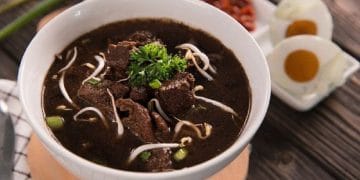 Resep rawon daging khas Jawa Timur yang gurih dan hitam pekat. Nikmati kuah kluwek yang harum, daging empuk, dan sensasi nostalgia dalam satu suapan. (Foto: Tokopedia)