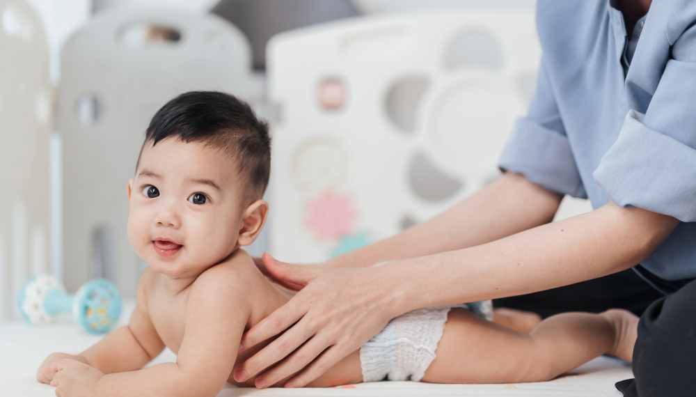 Sebelum melakukan pijat bayi, orang tua wajib tahu hal penting agar si kecil nyaman dan aman. Simak penjelasan lengkap dokter anak berikut ini. (Foto: morinaga.id)