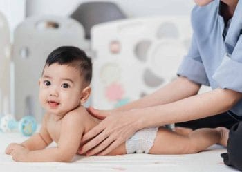 Sebelum melakukan pijat bayi, orang tua wajib tahu hal penting agar si kecil nyaman dan aman. Simak penjelasan lengkap dokter anak berikut ini. (Foto: morinaga.id)