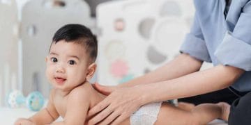 Sebelum melakukan pijat bayi, orang tua wajib tahu hal penting agar si kecil nyaman dan aman. Simak penjelasan lengkap dokter anak berikut ini. (Foto: morinaga.id)