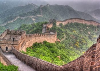 Vandalisme terjadi di Tembok Besar China. Dua turis ditangkap setelah tertangkap mengukir karakter di bagian tembok situs bersejarah. (Foto: Dok. Shutterstock/Yuri Yavnik)