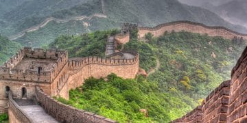 Vandalisme terjadi di Tembok Besar China. Dua turis ditangkap setelah tertangkap mengukir karakter di bagian tembok situs bersejarah. (Foto: Dok. Shutterstock/Yuri Yavnik)