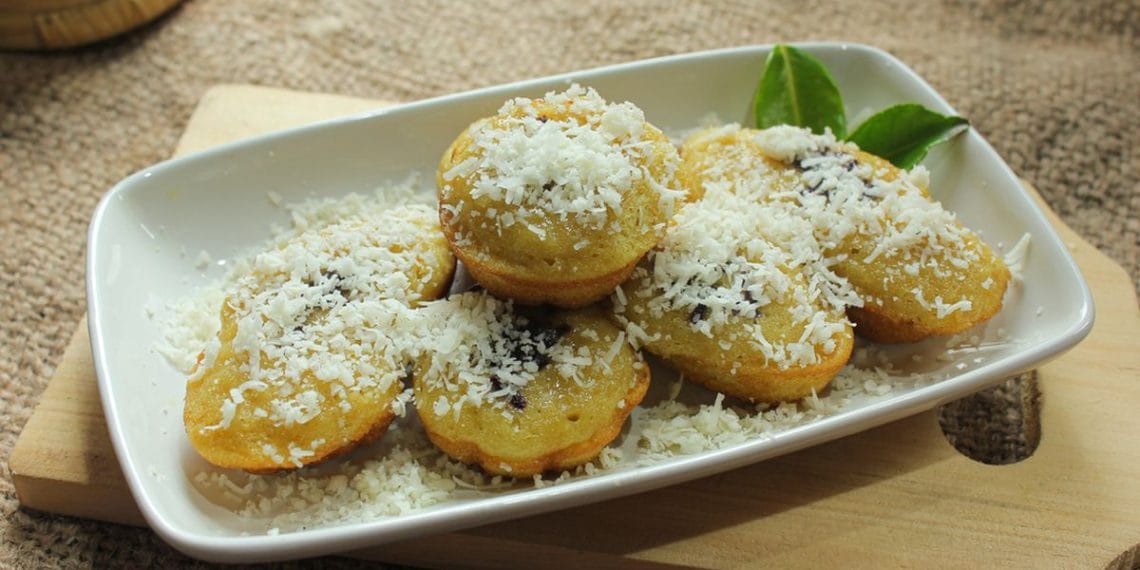 Kue Cubit Cokelat Keju: Manisnya Nostalgia Jajanan Anak Sekolah yang Bikin Susah Berhenti Makan Resep kue cubit cokelat keju lembut dan lumer di mulut. Jajanan jadul yang mudah dibuat, cocok untuk camilan sore dan usaha rumahan. (Foto: SHUTTERSTOCK/DICKY ALGOFARI)